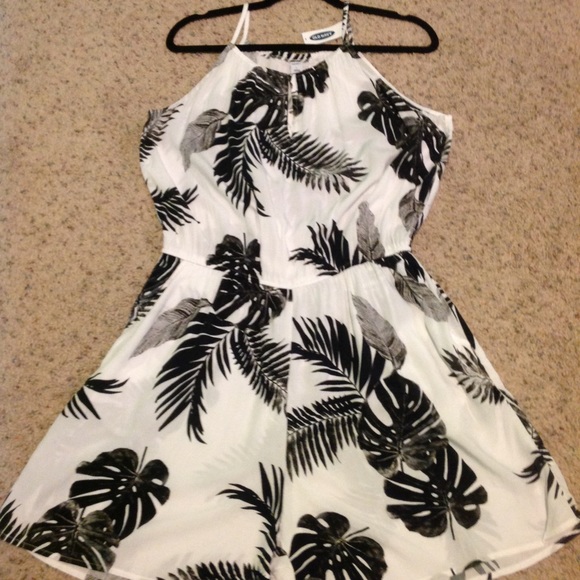 🖤Waist-defined sleeveless romper🖤 - Picture 2 of 3